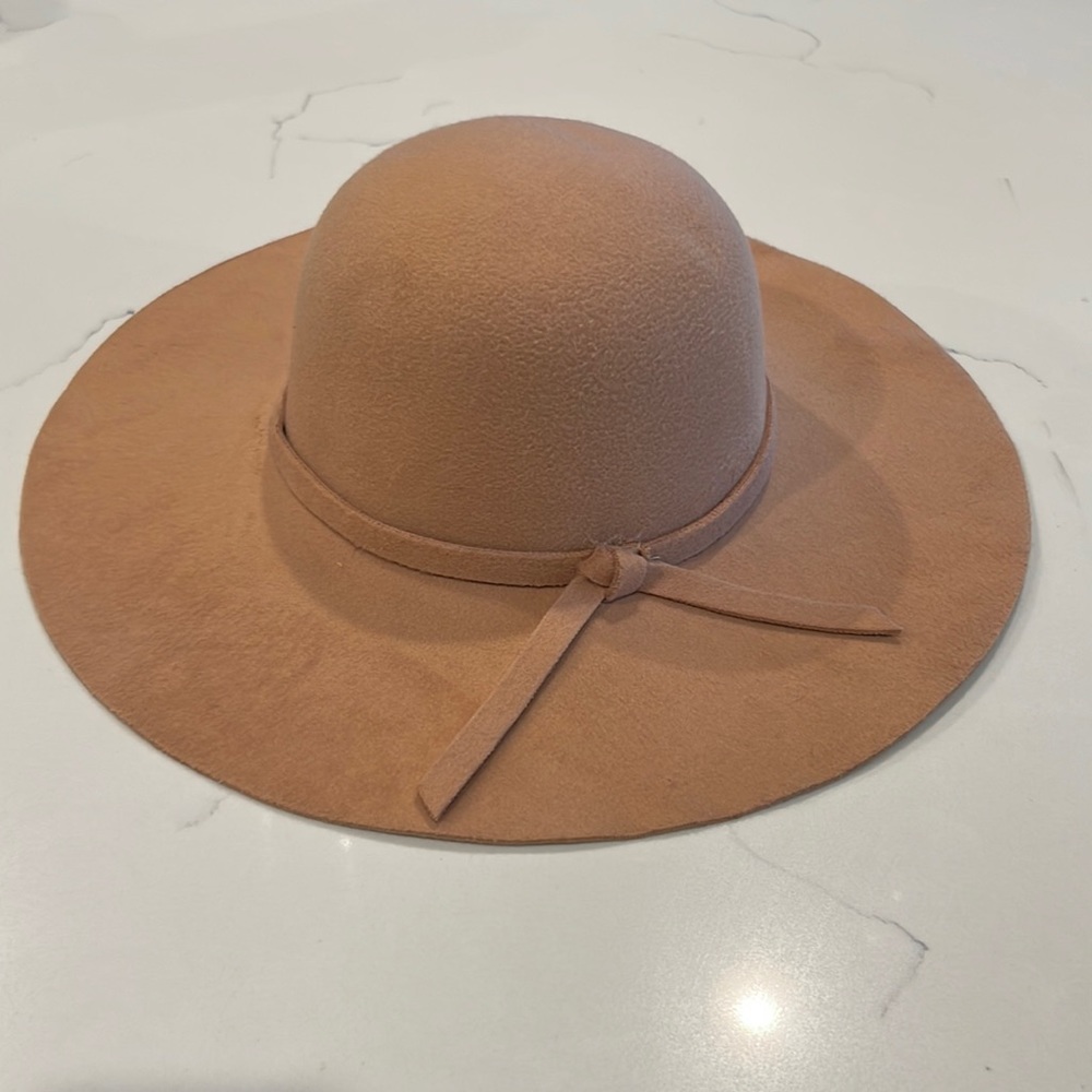 Flowy hat tan